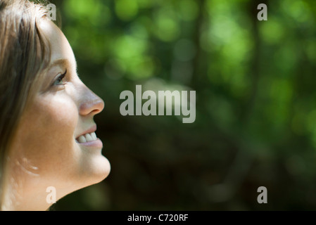 Junge Frau in der Natur, Seitenansicht Stockfoto