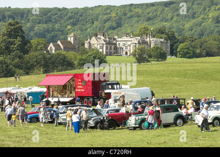 Besucher genießen die Sommersonne bei der Wiston Park Steam Rally in West Sussex. Stockfoto