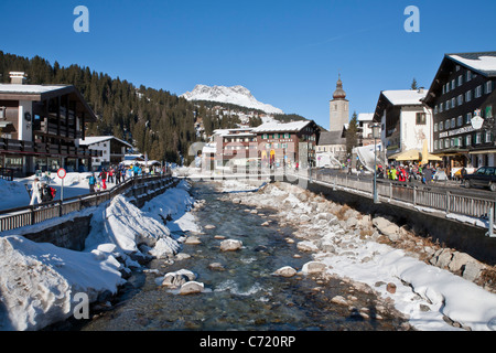 HOTELS, FLUSS LECH, LECH AM ARLBERG, VORARLBERG, ÖSTERREICH Stockfoto