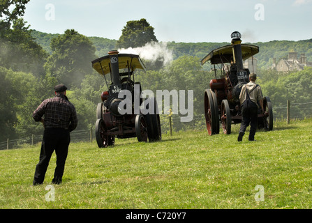 Ein Tasker B2 Cabrio Traktor, erbaut 1923 (links) mit einem Tasker B2 4nhp Traktor, erbaut 1908 (rechts) bei Wiston Steam Rally, W Sx Stockfoto