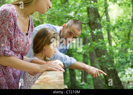 Familie im freien zusammen, auf der Suche über Geländer Stockfoto