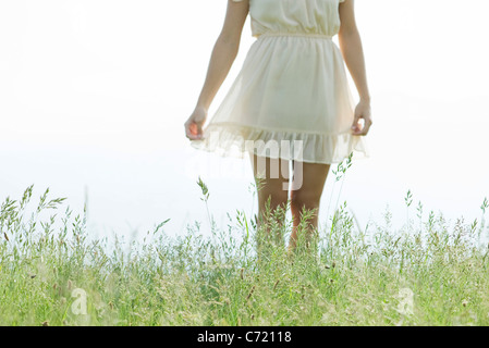 Junge Frau im hohen Grass, beschnitten Stockfoto