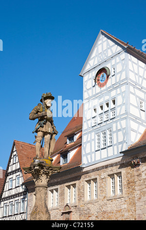 ABBILDUNG AUF EINEM BRUNNEN, MAXIMILIANBRUNNEN, MARKTPLATZ, WILHELMSTRAßE, REUTLINGEN, SCHWÄBISCHE ALB, BADEN-WÜRTTEMBERG, DEUTSCHLAND Stockfoto