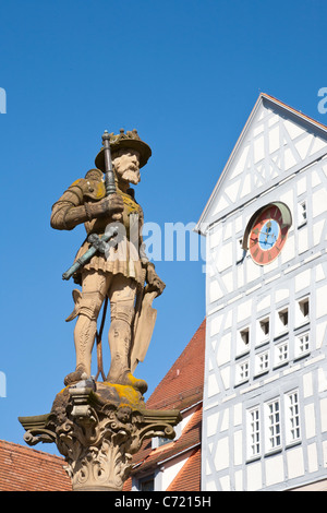 ABBILDUNG AUF EINEM BRUNNEN, MAXIMILIANBRUNNEN, MARKTPLATZ, WILHELMSTRAßE, REUTLINGEN, SCHWÄBISCHE ALB, BADEN-WÜRTTEMBERG, DEUTSCHLAND Stockfoto