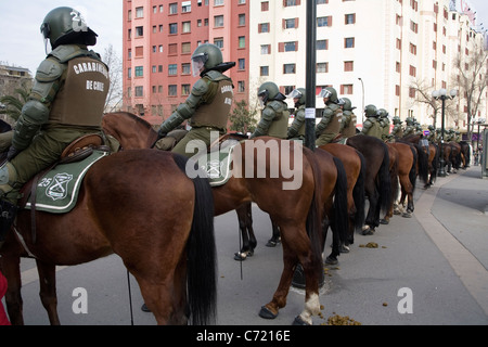 Polizei auf dem Pferderücken zu studentischen Protest in Santiago de Chile montiert Stockfoto