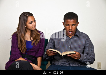 Kalifornien Multi ethnischen Rasse ethnisch African American Boy und hispanischen Mädchen lesen gemeinsam die Bibel. Herr © Myrleen Pearson Stockfoto