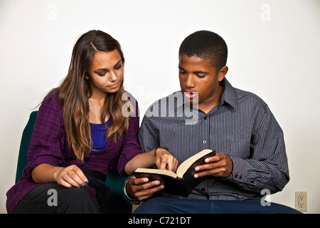 Multi ethnischen Rasse ethnisch Teenager African-American Boy und hispanischen Mädchen lesen gemeinsam die Bibel.  14-18 Ohr jährigen alten Herrn © Myrleen Pearson Stockfoto