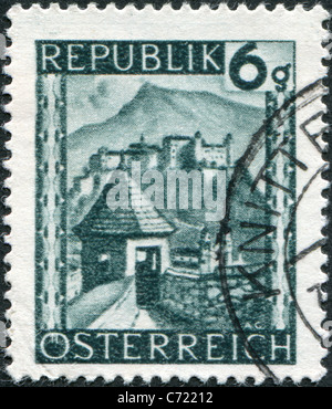 Österreich - 1945: Eine Briefmarke gedruckt in Österreich zeigt Hohensalzburg Schloss (Festung Hohensalzburg) Stockfoto