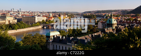 Blick auf den Fluss Vltava und Brücken, Prag, Tschechische Republik Stockfoto