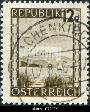 Österreich - 1945: Eine Briefmarke gedruckt in Österreich zeigt Wolfgangsee bei Salzburg Stockfoto