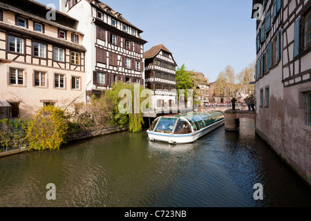 AUSFLUGSSCHIFF, L ' ILL FLUSS, PETITE FRANCE, STRAßBURG, ELSASS, FRANKREICH Stockfoto