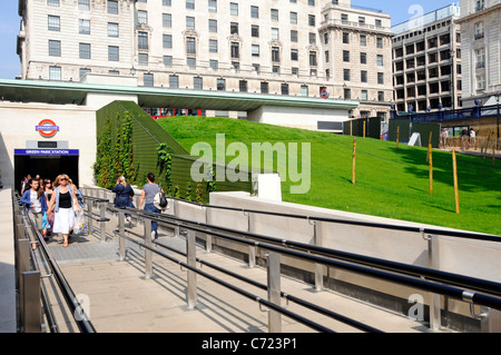 Green Park London U-Bahn Central Line U-Bahn-Station Leute gehen am Eingang der U-Bahn unterhalb der Piccadilly Street vom Royal Park London England UK Stockfoto