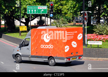 Internet Einzelhandel Ocado online einkaufen Startseite Lebensmittelgeschäft Lieferwagen in der Park Lane in Mayfair, London West End England Großbritannien Stockfoto