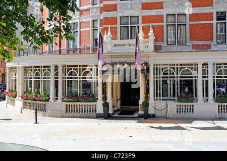 Das viktorianische fünf-Sterne-Luxushotel Connaught mit Vordereingang und Fassade des Mayfair London England UK Stockfoto