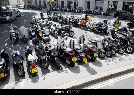 Blick von oben London Street scene Motorrad Motorrad & Roller Parkplätze in der Straße in Berkeley Square Mayfair West End London England Großbritannien Stockfoto