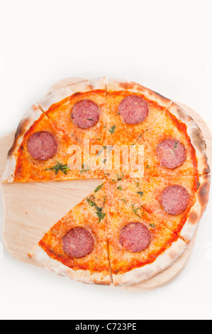 Italienisches original dünne Kruste Peperoni-Pizza isoliert auf weiss Stockfoto