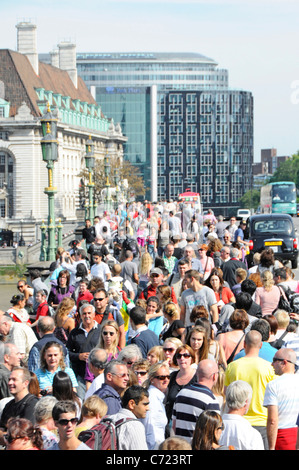 Sommersaison überfüllte Straßenszene Luftaufnahme Blick von unten Oben auf Massen von Sightseeing-Touristen Menschen auf der Westminster Bridge London, England, Großbritannien Stockfoto