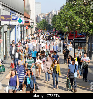 Die Menge der Käufer und Touristen sehen von oben auf dem belebten Bürgersteig der Oxford Street. West End Einkaufsstraße und Geschäfte an den Sommertagen London UK Stockfoto