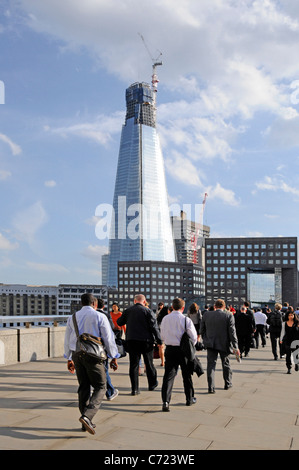 London Bridge und der Shard Gebäude mit Büroarbeiter zu Fuß in Richtung London Bridge Station während der Rush Hour am Abend Stockfoto