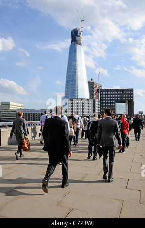 London Bridge und der Shard Gebäude mit Büroarbeiter zu Fuß in Richtung London Bridge Station während der Rush Hour am Abend Stockfoto