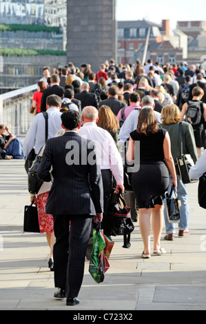 Menschen Pendler London Bridge Rücken der Mann in Anzug & Frauen Büro zu Fuß zum Bahnhof London Bridge Street Scene abendlichen Hauptverkehrszeit England Großbritannien Stockfoto