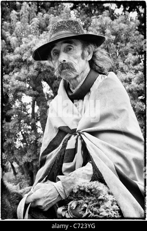 Gaucho mit seinem Pferd, San Antonio de Areco, Provinz Buenos Aires, Argentinien Stockfoto