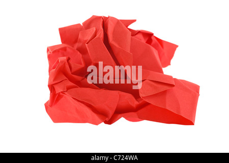 Stück des roten Scrumpled auf A4-Papier Stockfoto