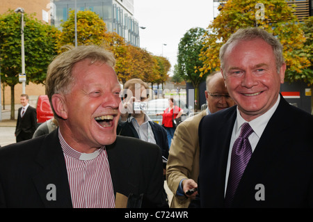 Reverend David Latimer und Martin McGuinness in 2011 Sinn Féin Ard Fheis. Rev Latimer verursachte Furore von Gewerkschafter nach der Vereinbarung, insbesondere bei der Ard Fheis zur Unterstützung von Sinn Féin und Herr McGuinness zu sprechen. Stockfoto
