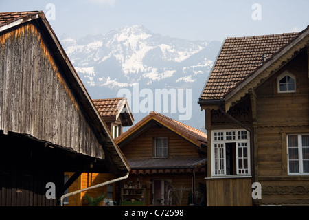 Blick auf Jungfrau hinter traditionellen Schweizer Hütten Stockfoto