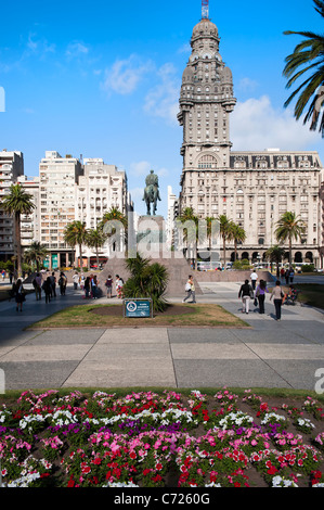 Palacio Salvo, Plaza Independencia und Jose Artigas Equestrian Statue, Montevideo, Uruguay Stockfoto