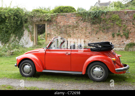 Celebrity Chef Sarah Wieners klassischen roten VW Käfer parkten im viktorianischen Garten in Dorset. Gefilmte 2011 für 2012 German TV. Stockfoto