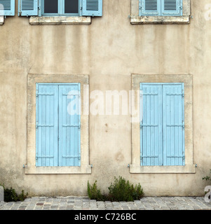 französische Straßenszene mit Fensterläden Stockfoto