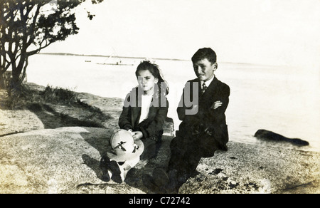 Das Foto, das bis etwa 1921 stammt, zeigt ein Bruder und Schwester auf den Felsen auf Cape Cod, Massachusetts. Stockfoto