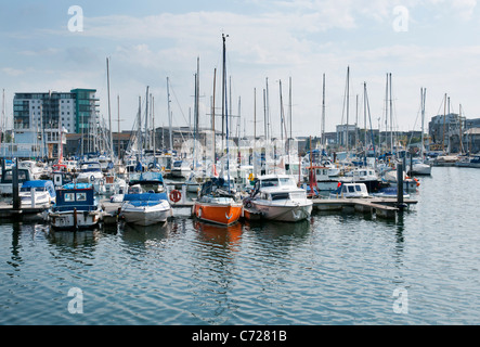 Sportboote vor Anker in Sutton Harbour, Plymouth, Devon Stockfoto