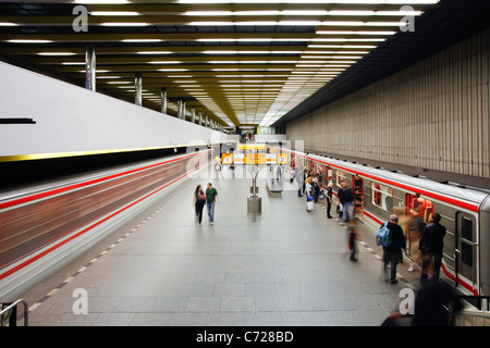 U-Bahn, Ankunft am u-Bahnhof Smichovske Nadrazi, Prag, Tschechische Republik, Europa Stockfoto