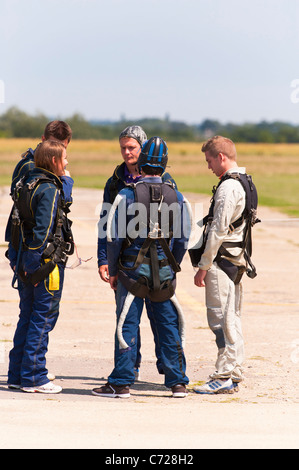 Menschen etwa an Bord des Flugzeugs für einen Fallschirmsprung haben einen Chat auf Ellough Flugplatz in der Nähe von Beccles in Suffolk, England, Vereinigtes Königreich Stockfoto