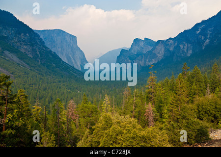 Yosemite Valley, Nationalpark, El Capitan links, Bridalveil Falls rechts vom Tunnel View, mit Wald Feuer Rauch Dunst. JMH5258 Stockfoto