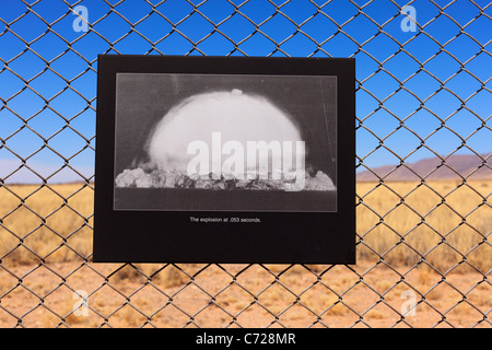 Ein Foto auf dem Display an der Trinity Site in New Mexiko zeigt die weltweit erste Atombombe 1945 aufgelöst wird. Stockfoto