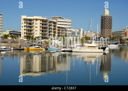 Ross Creek und die Skyline der Stadt Townsville, Queensland, Australien Stockfoto
