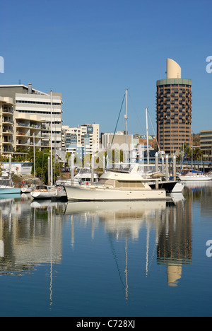 Ross Creek und die Skyline der Stadt Townsville, Queensland, Australien Stockfoto