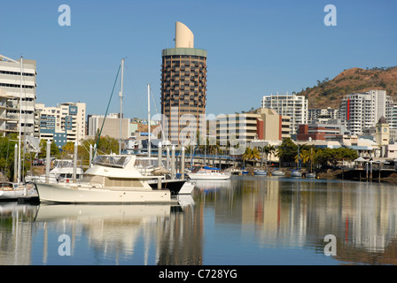 Ross Creek und die Skyline der Stadt Townsville, Queensland, Australien Stockfoto