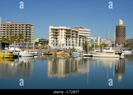 Ross Creek und die Skyline der Stadt Townsville, Queensland, Australien Stockfoto