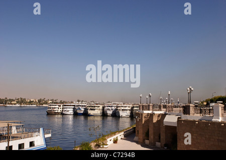 Kreuzfahrtschiffe auf dem Nil, Luxor, Ägypten. Stockfoto