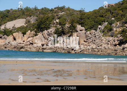 Granit Felsen auf der Landspitze und Strand, Florenz Bay, Magnetic Island, Queensland, Australien Stockfoto