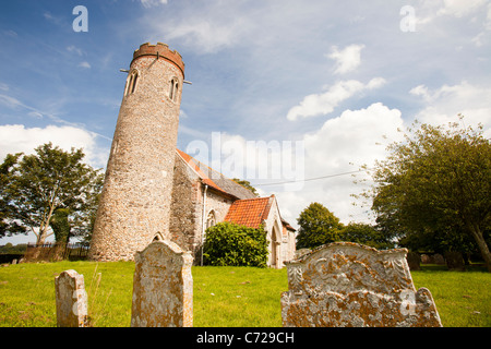 St. Peter- und -Pauls-Kirche in Sustead, Norfolk, UK, ist eine alte sächsische Runde zweitürmige Kirche. Stockfoto