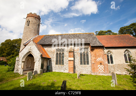 St. Peter- und -Pauls-Kirche in Sustead, Norfolk, UK, ist eine alte sächsische Runde zweitürmige Kirche. Stockfoto