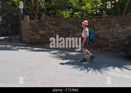 Eine ältere Erwachsene Frau beginnt seine Wanderung bergauf von Manarola, Italien entlang der Wanderwege der Cinque Terre, Italien. Stockfoto