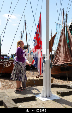 Amber Rudd ehemaliger Abgeordneter für Hastings und Rye, der bei der Eröffnungszeremonie der Old Town Week in East Sussex, England, die Gewerkschaftsflagge aufhob Stockfoto