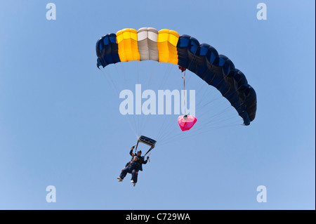 Tandem Paracute Springerinnen Fallschirmspringen am Ellough Flugplatz in der Nähe von Beccles in Suffolk, England, Großbritannien, Vereinigtes Königreich Stockfoto