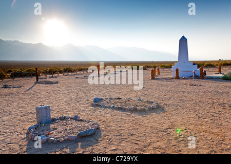 Denkmal auf dem Friedhof am Manzanar War Relocation Center, Unabhängigkeit, Kalifornien, USA. JMH5310 Stockfoto